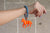 Pulsera azul de hilo con caballo Naranja neón colgando