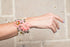 Pulsera flores de piedras rosa y gris con perlas