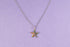 Cadena corta plateada con estrella de brillos multicolor