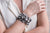 Brazalete de fiesta gris oxford con plateado