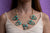 Collar verde menta brilloso con plateado en cadena dorada