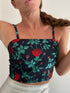 Crop Top Azul marino, flores Rojo con verde