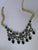 Collar dorado, 7 gotas de cristal negro