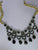 Collar dorado, 7 gotas de cristal negro