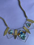 Collar dorado con 3 piezas transparentes con piedras azul y café