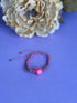 Pulsera ajustable, hilo fucsia con bolitas doradas y bola central de piedra fucsia